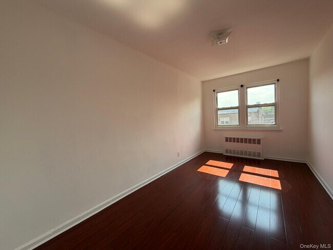 Foto del edificio - 32-20 56th St