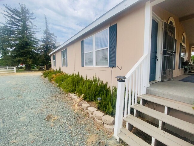 Building Photo - Charming Country Property with Option to Lease Land