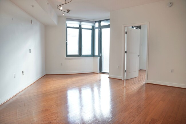 Foto del edificio - Amazing 1 BR/1 BA Corner Penthouse Condo i...