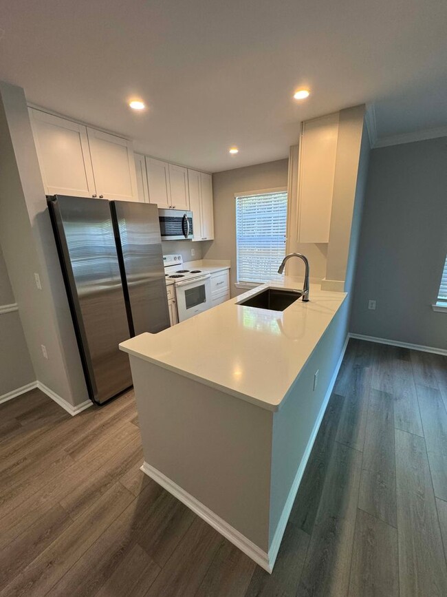 Building Photo - Beautifully Updated 1st Floor One Bedroom Condo at The Reserve at Woodbridge-Near Shopping & Medi...