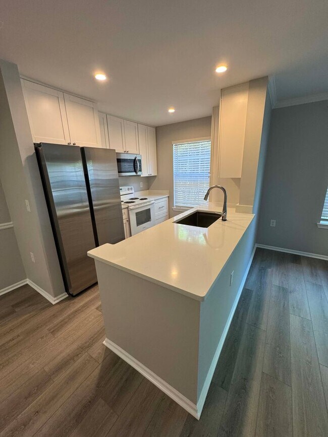 Foto del edificio - Beautifully Updated 1st Floor One Bedroom Condo at The Reserve at Woodbridge-Near Shopping & Medi...