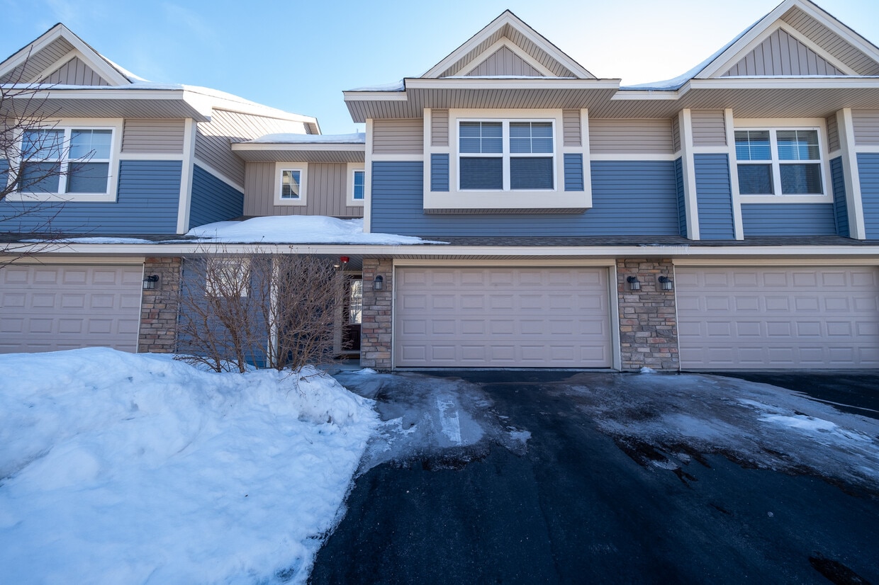3261 Lakewood Trl, Woodbury, MN 55129 Townhome Rentals in Woodbury MN
