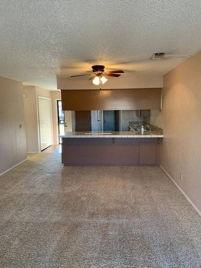 Building Photo - 112 N Lemoore Ave
