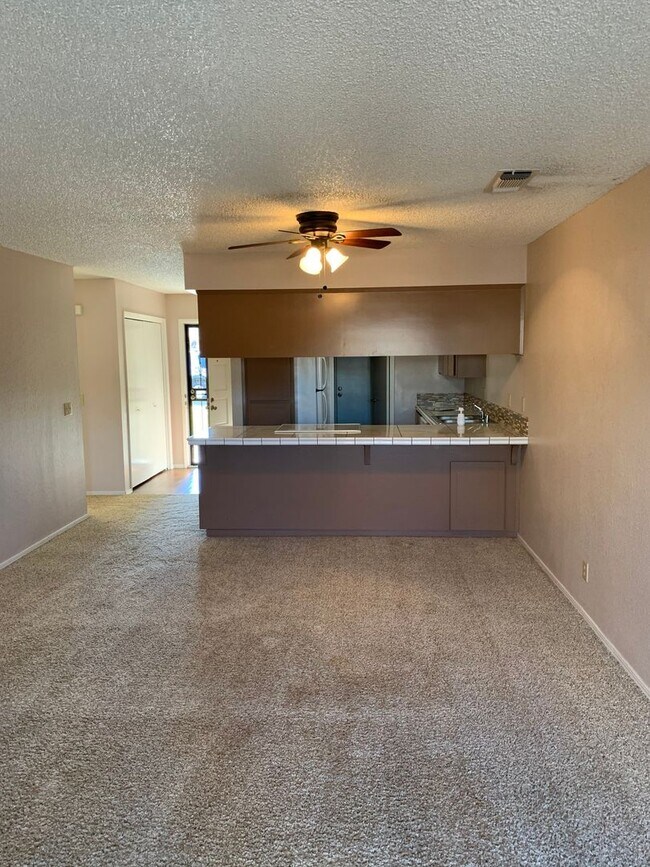 Foto del edificio - 112 N Lemoore Ave