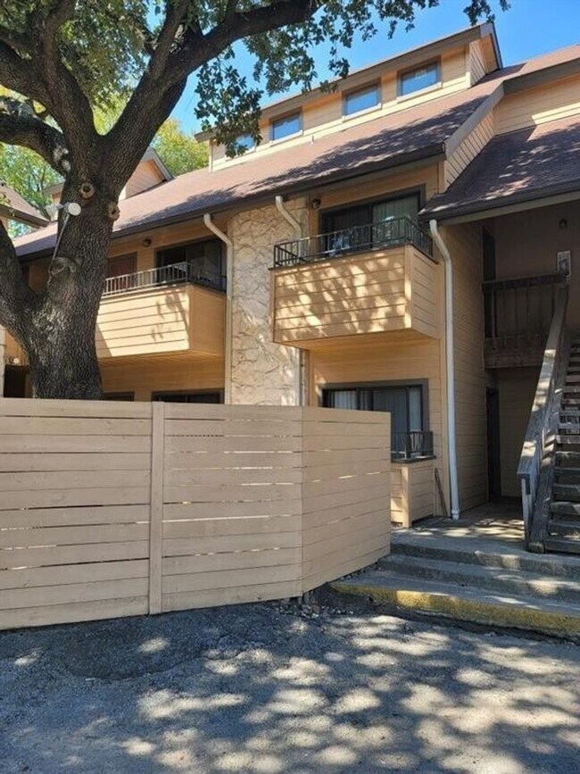 Foto del edificio - West campus 1 bed condo just 2 blocks from UT