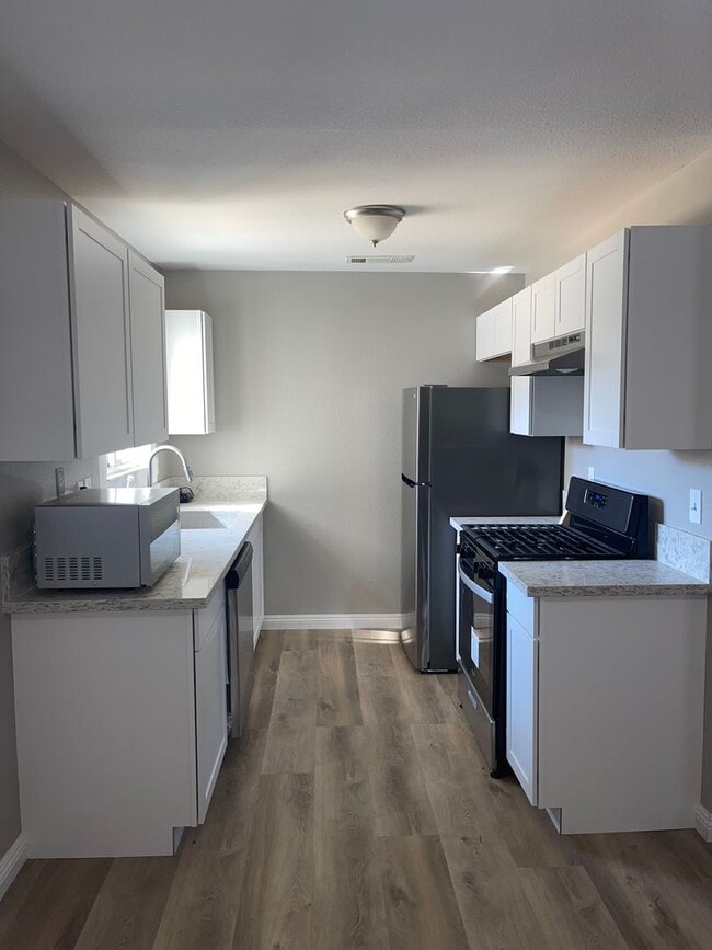 Building Photo - Modern Living in California City