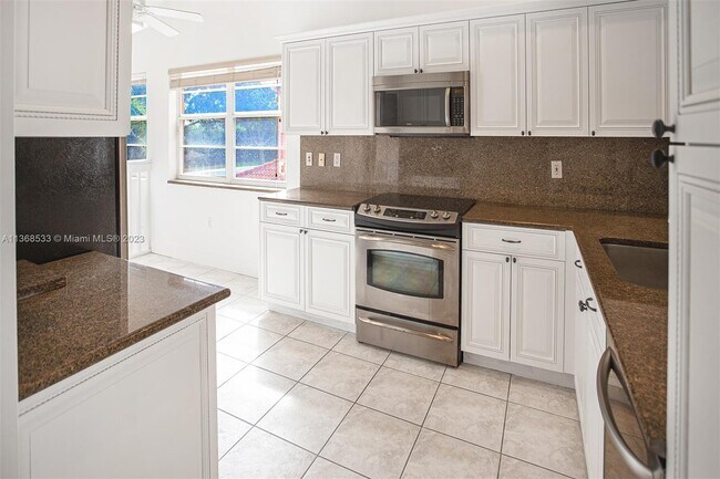 Building Photo - 9637 Shadybrook Dr