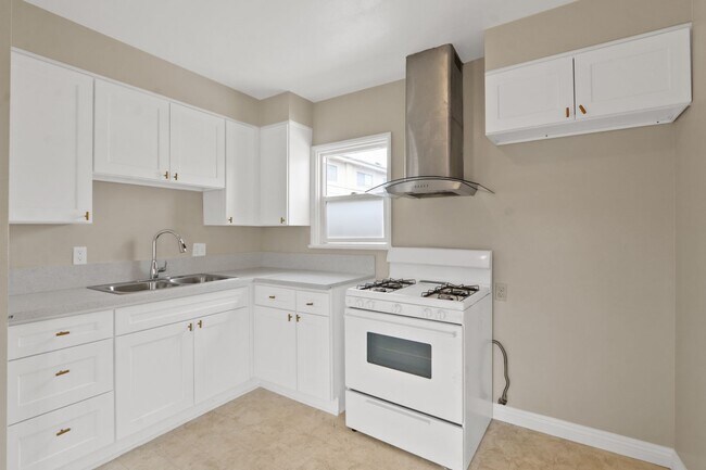 Building Photo - 1151 Okoboji Dr