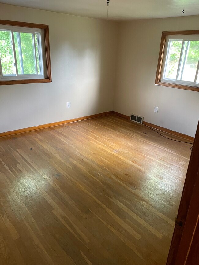 Master bedroom - 221 Orchard Hill Dr