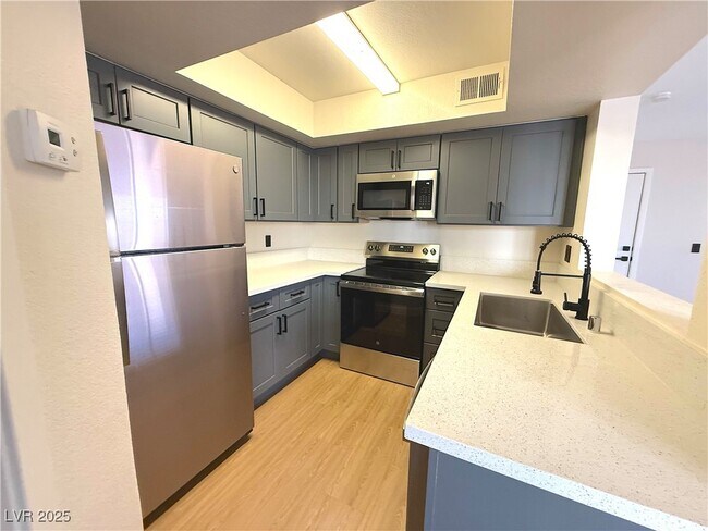 Foto del edificio - 6800 E Lake Mead Blvd