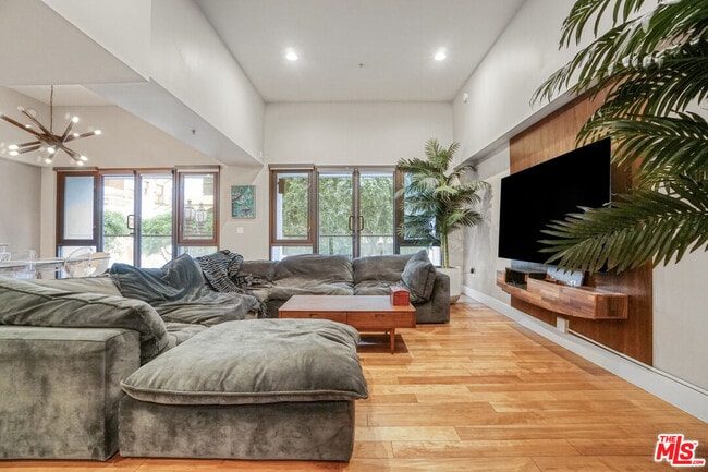 Building Photo - 460 S Spring St