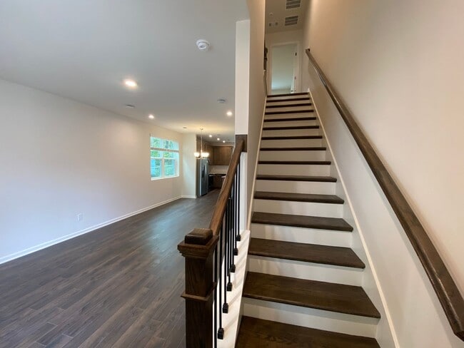 Building Photo - Brand New End Unit in Tulip Hills