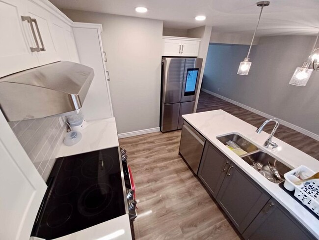 Kitchen - 4137 76 St NW
