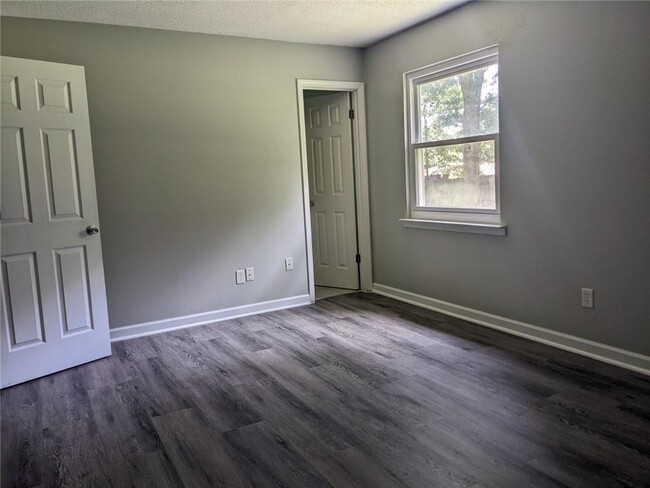 Building Photo - 5405 Greenleaf Rd
