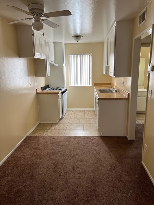 Studio with Carpet and flooring - Victory