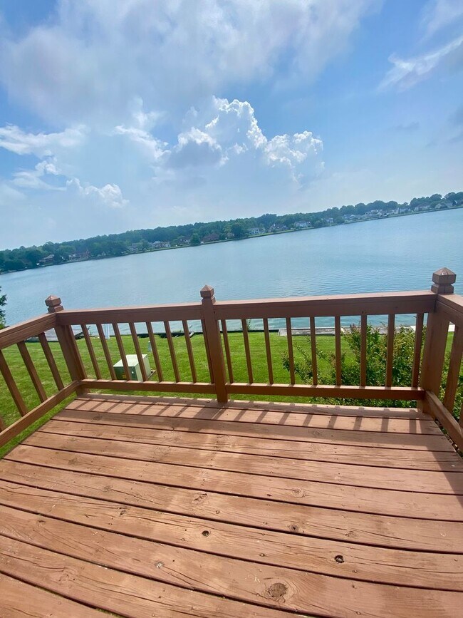 Building Photo - Plantation Lakes