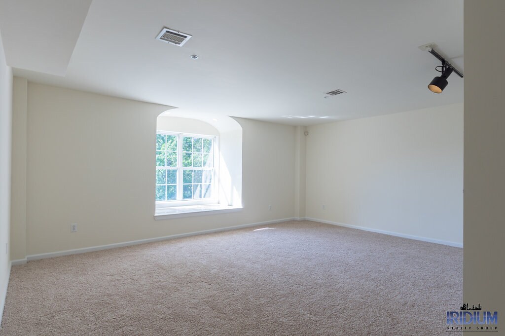 Foto principal - 384 S Harrison St