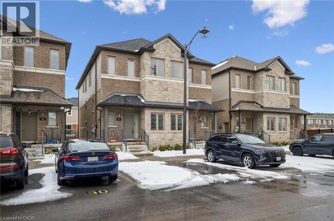 Building Photo - 205 W Oak Trl