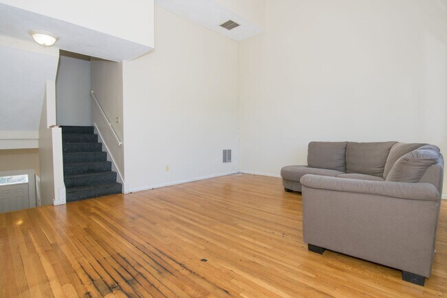 Foto del edificio - Massive 5 Bed / 3 Bath Townhouse w/ Parking + Laundry | 2,200 Sq Ft | Allston | 9/1/2026