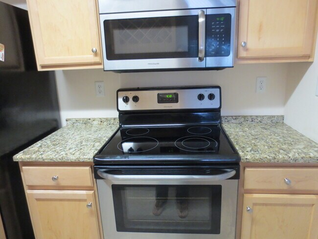 Foto del edificio - ** 1 MONTH FREE IF YOU MOVE IN BY JANUARY 31ST** Beautiful 2 bedroom/1 bathroom Apartment in Fort...