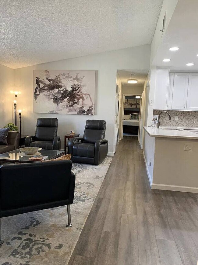 Ángulo de la sala de estar 2 - 31200 Landau Blvd