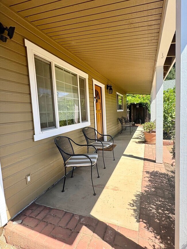 Foto del edificio - Single Family Home in Oak View!