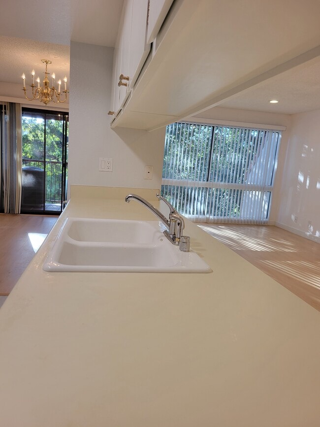 Building Photo - 1600 Carmel Dr