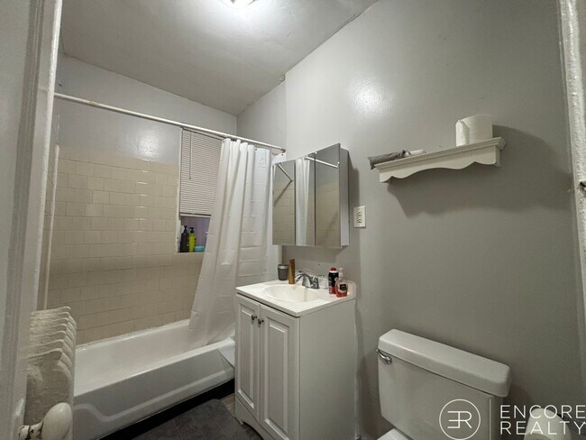 Building Photo - 463 Park Dr