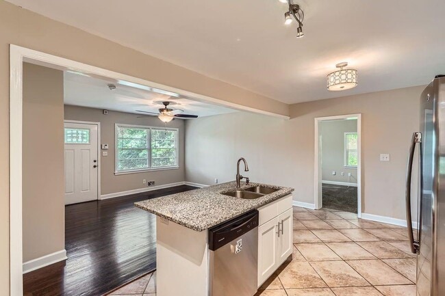 Building Photo - 3128 Beech Dr