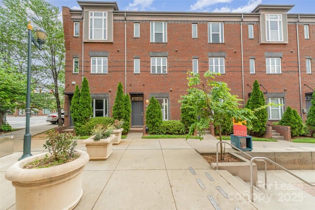 Foto del edificio - 1429 Camden Rd