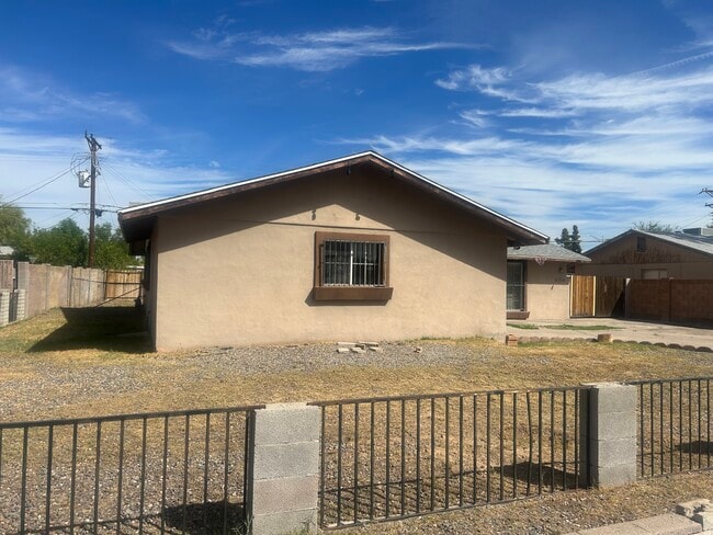 Building Photo - 6106 W Clarendon Ave