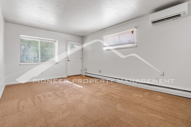 Foto del edificio - First months rent is HALF OFF! Charming Un...
