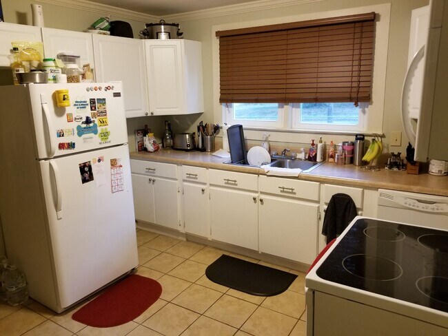 Great kitchen. - 695 Beaumont Ave