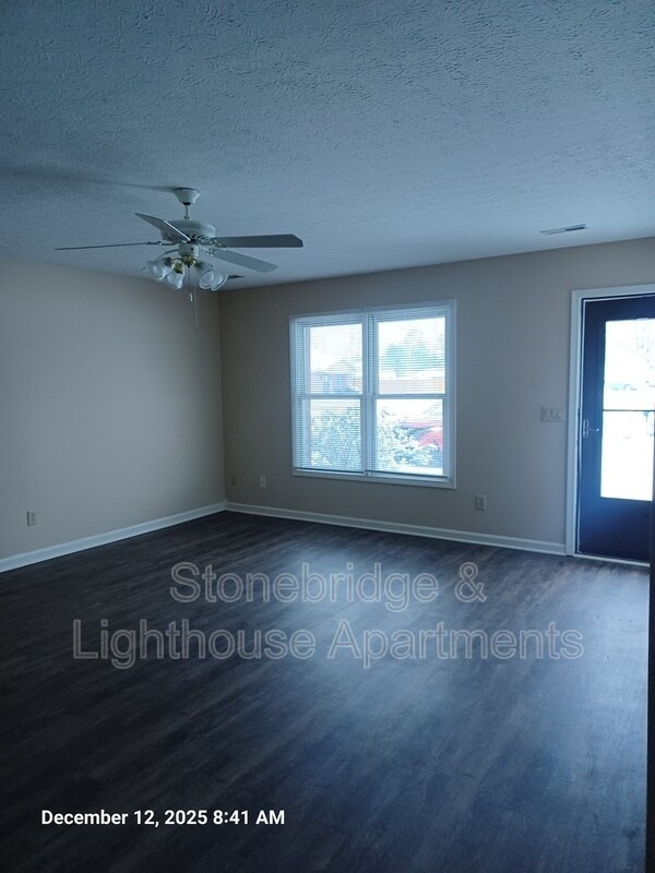 Foto del edificio - 4808 Clover Park Dr