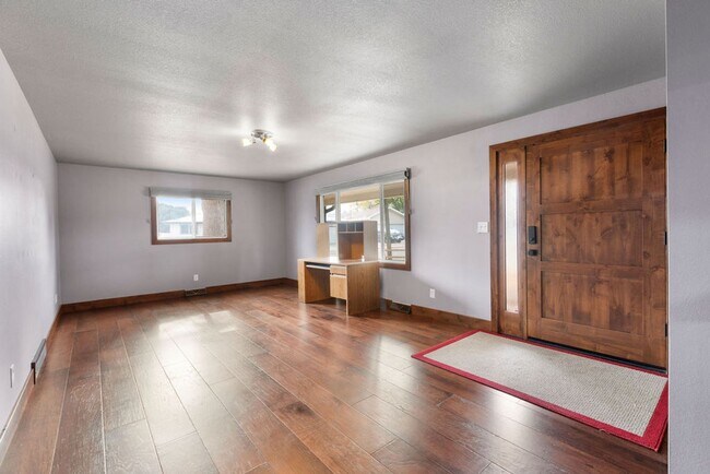 Building Photo - 4 Bedroom Split Level Home on great lot!