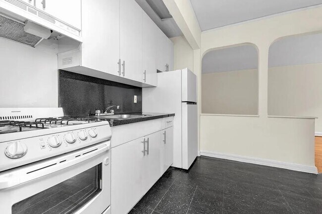 Foto del edificio - 1 bedroom in KEW GARDENS NY 11415