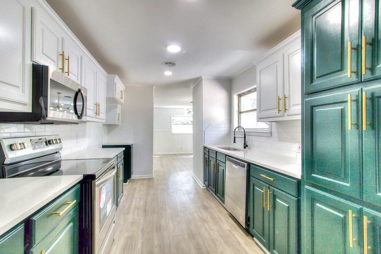 Foto principal - CHARMING REMODELED HOME IN SOUTHERN HILLS