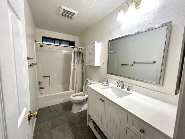Building Photo - Gorgeous 3 Bed 2 Bath on the Lake with doc...