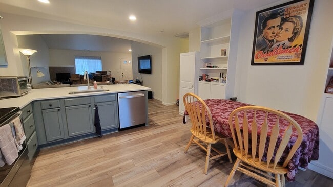 Building Photo - Amazing 3 br 2 bath ONE LEVEL home on full...