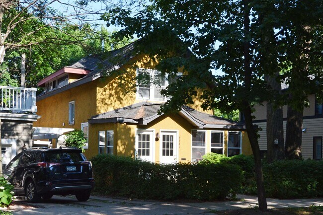 Foto del edificio - 2 Upton Ave S