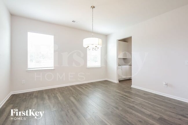 Building Photo - 501 Hillpark Ln