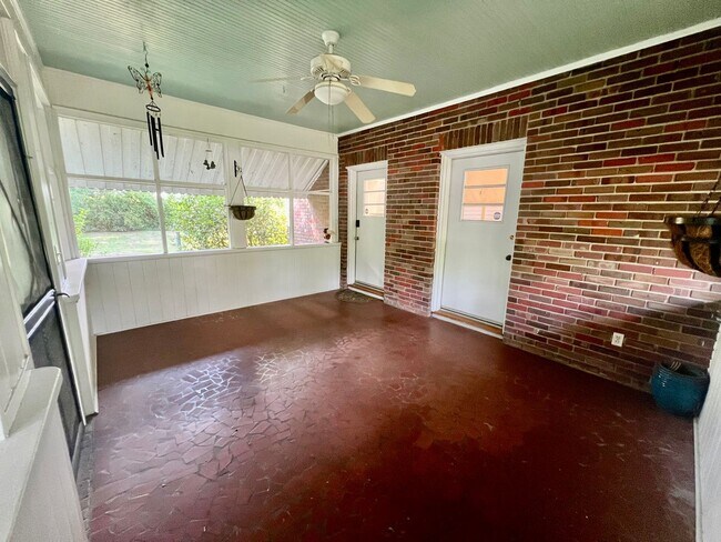 Building Photo - Charming 5 Bedroom Home Close to Everything!