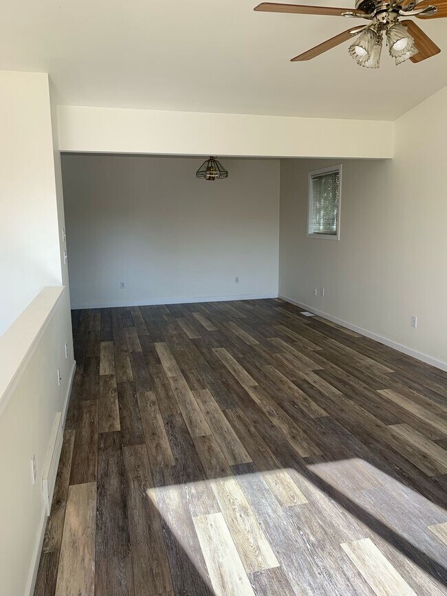 Building Photo - 3 Bedroom / 3 Bathroom Duplex