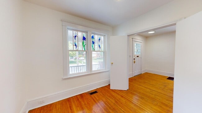 Photo du bâtiment - NEWLY RENOVATED 2BD+DEN IN OLD SOUTH LONDON