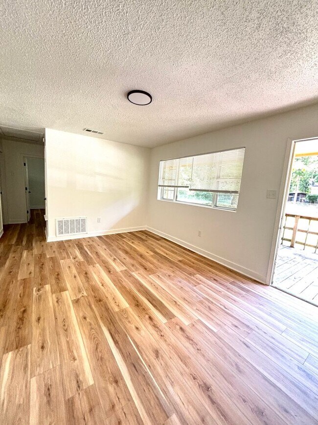 Foto del edificio - Beautifully Remodeled 3-Bed Home with Huge...