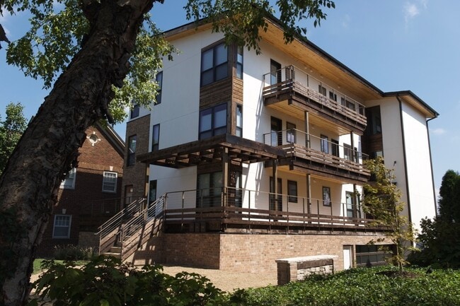 Building Photo - 4 bed / 4.5 bath flat in South Plaza overlooking UMKC and Brookside Blvd