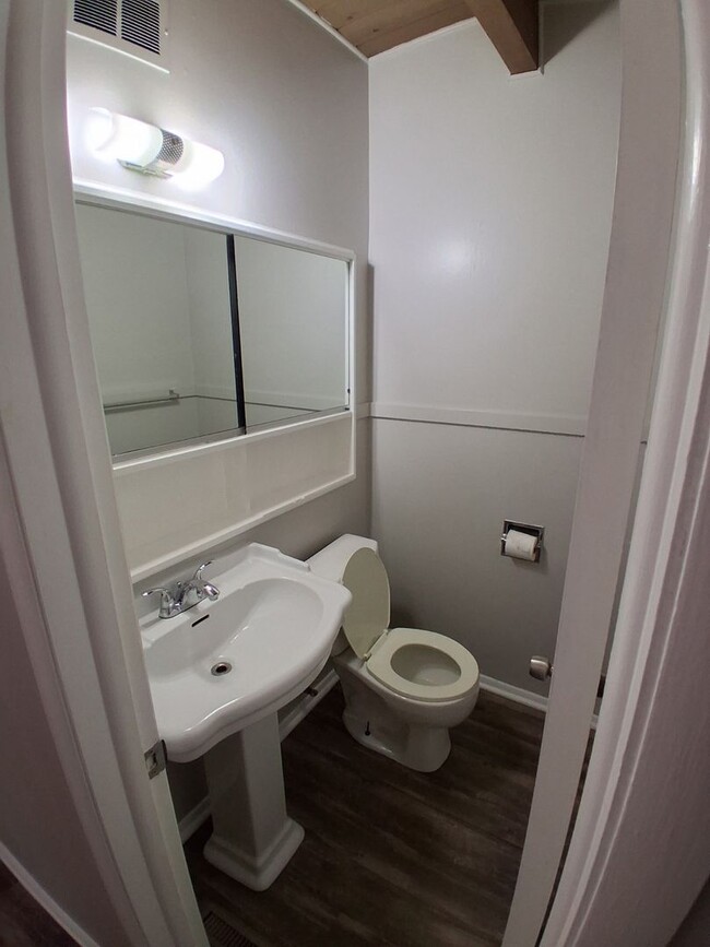 Building Photo - Spacious home near school in a quiet neigh...