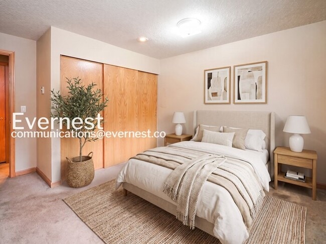 Building Photo - 2 Bed/2 Bath Condo with Fireplace & Garage / Vouchers Accepted / Available Now!