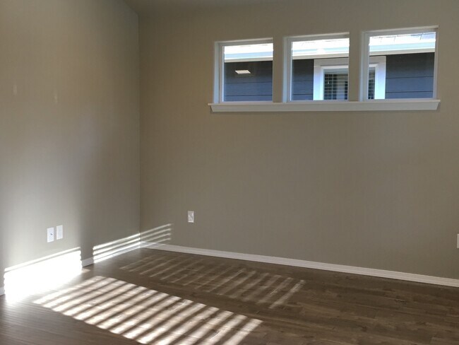 Building Photo - 1295 W Rail Way