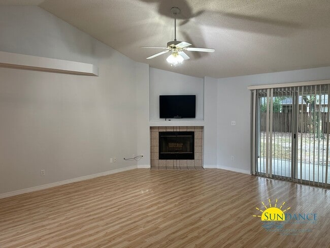 Building Photo - Stunning 3 Bedroom Home in Navarre